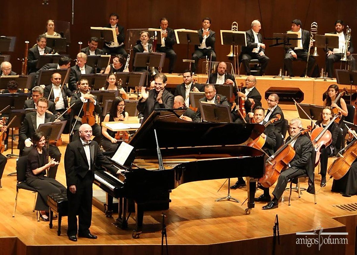 SAOFUNAM's tweet photo. Un #MomentOFUNAM con Jorge Federico Osorio
'Concierto para piano' de Alberto Ginastera
Jean-François Verdier, director huésped 
Diciembre de 2016

#VivealaOFUNAM
🎬 https://t.co/GMQKZwSP0D https://t.co/9cURwrftuu