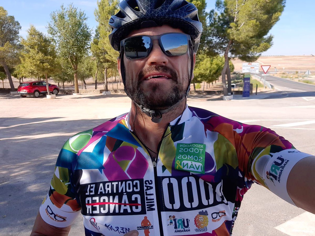 GF_series's tweet image. 👉Desde Campo de Criptana,  nuestro amigo Alfonso con el maillot de las #8000millas contra el cáncer en honor a Manolo Carrasco❤ Por otro lado,  Jose Antonio Carrasco y Ángel S., de Criptana y Pedro Muñoz respectivamente,  abanderaban el corazón de héroes en la @Epic Race💪❤💪