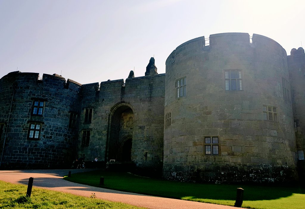 amyehelliwell's tweet photo. The beautiful @ChirkCastleNT  today ❤ Lots of places for the kids to play hide and seek 🙈 https://t.co/rQW6pgqLEW