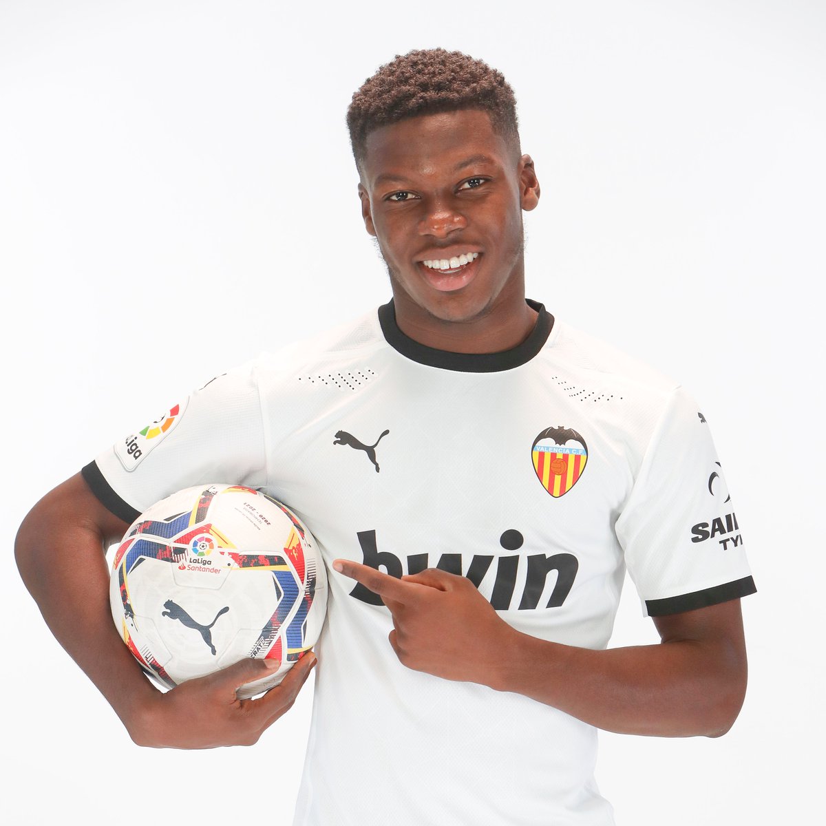 LaLigaEN's tweet photo. 🚨 17 year-old Englishman Yunus Musah will make his #LaLigaSantander debut for @valenciacf_en in tonight's derby! 🏴󠁧󠁢󠁥󠁮󠁧󠁿

#ValenciaLevante https://t.co/p7LM4V2B3w