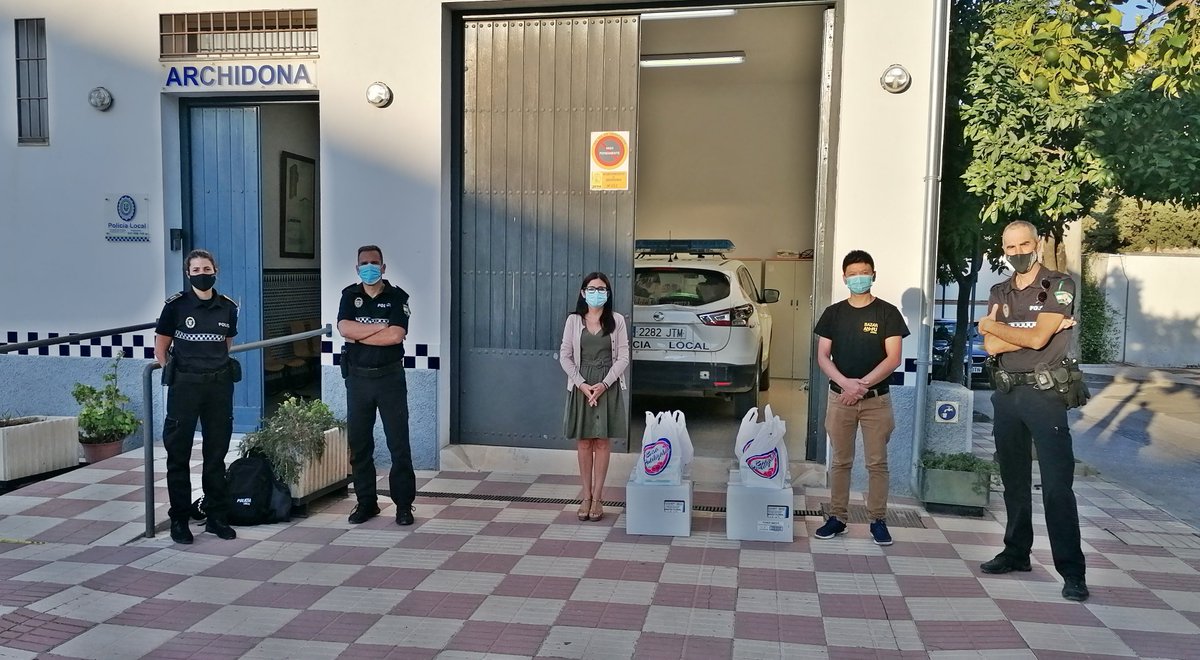 En los pasados dias "Luis" propietario del BAZAR ORIENTAL DEL LLANO, donó diverso material sanitario y de limpieza al <a href="/AyuntArchidona/">Ayunt Archidona</a> y esta #PolicíaLocal, y queremos desde estas lineas AGRADECER su generosidad en estos momentos tan complejos.
#BazarLuis
#PolicíaLocalArchidona