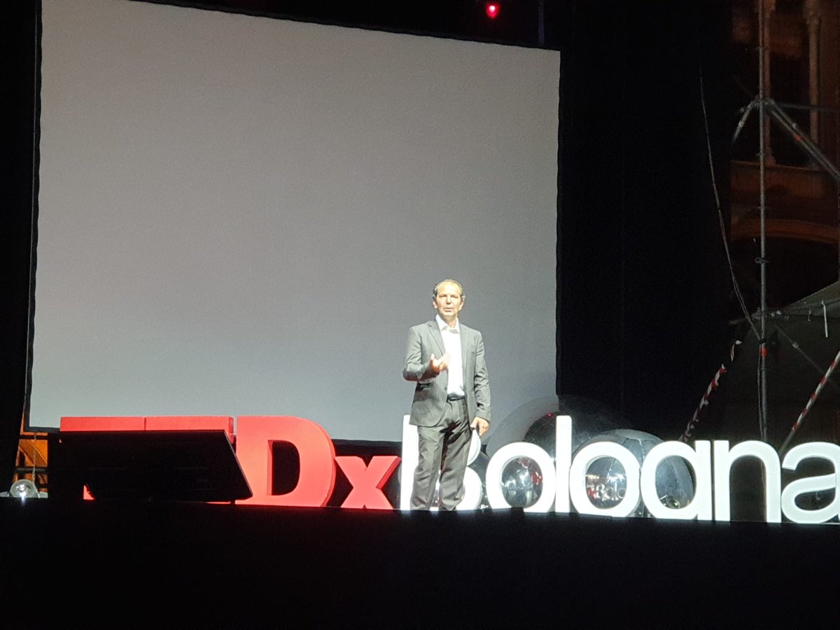 TEDxBologna's tweet photo. @AndreaPauri, curatore di #TEDxBologna, emozionatissimo da il benvenuto in questo giorno per noi unico. Celebriamo insieme un tema speciale, #Outsider "un piccolo gruppo di persone può cambiare il mondo, lasciatevi trasportare!".

#TEDxBologna #TEDx #TEDxBologna2020 #XEdition https://t.co/m7JUMevsyl