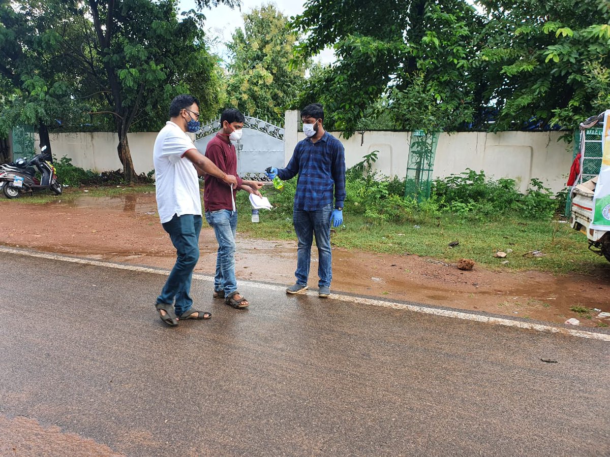 Aditya_NSUI_08's tweet photo. In spite of heavy rain and bad weather in Bhubaneswar,Odisha Pradesh NSUI continues to distribute essential commodities like masks,sanitizers and water bottles to NEET appearing candidates and wished them luck for their better future.
@Neerajkundan @guptar @nsui @DrAChellaKumar https://t.co/GFI2r1jjGI