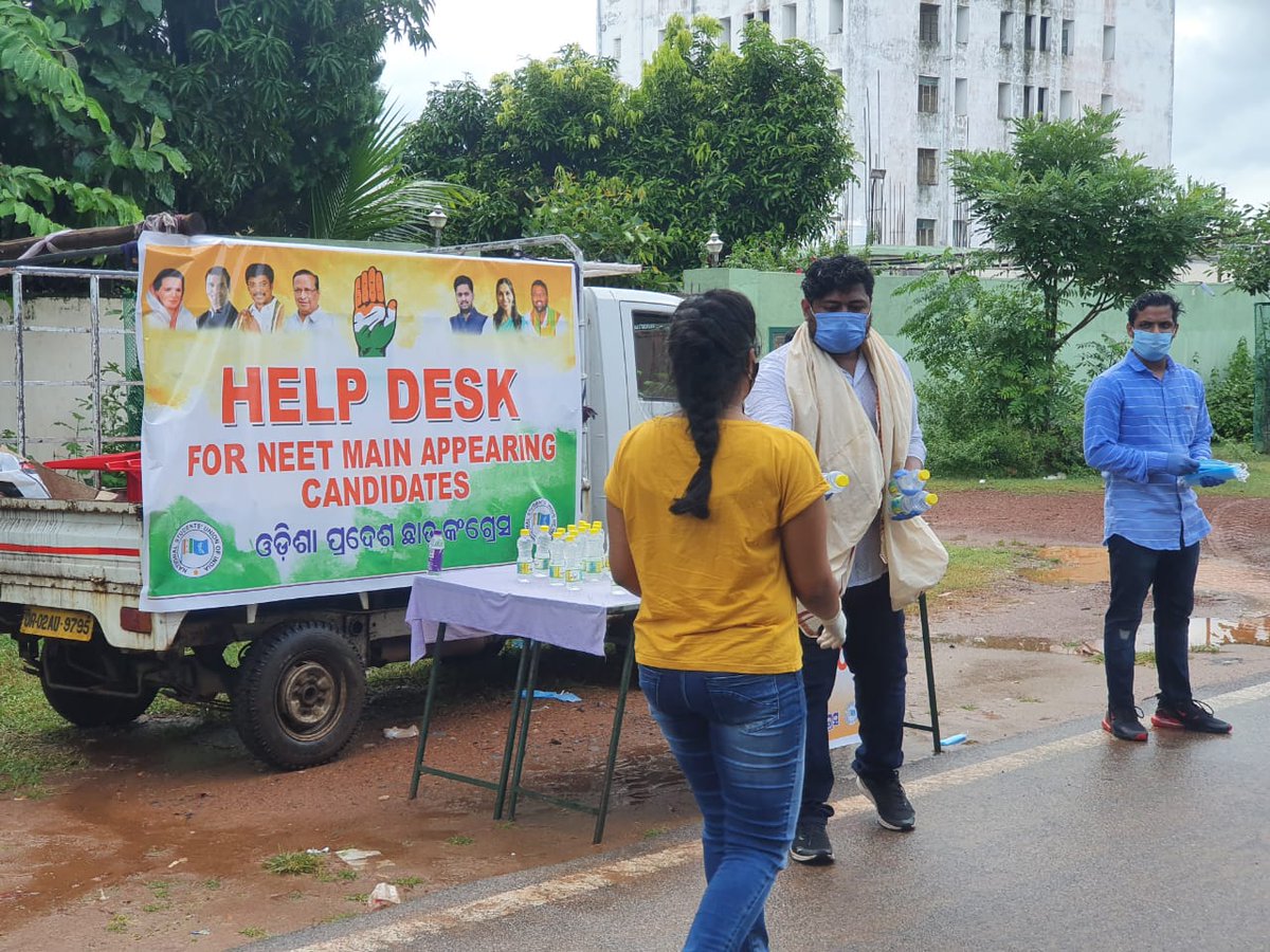 Aditya_NSUI_08's tweet photo. In spite of heavy rain and bad weather in Bhubaneswar,Odisha Pradesh NSUI continues to distribute essential commodities like masks,sanitizers and water bottles to NEET appearing candidates and wished them luck for their better future.
@Neerajkundan @guptar @nsui @DrAChellaKumar https://t.co/GFI2r1jjGI