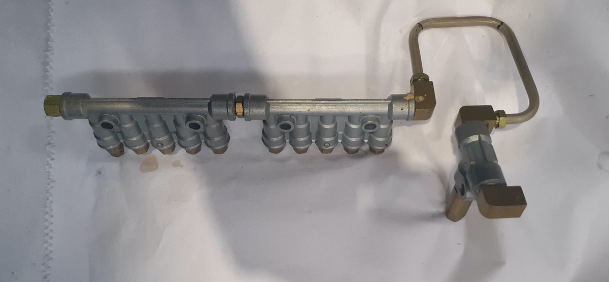 machine_support's tweet image. Lubrication oil usage high. Found flow units letting through oil constantly during #preventative #Maintenance. Manifolds replaced and fitted. flow tested back in #production   #ukmfg #Manufacturing. Coolant #contamination reduced, improving lifecycle