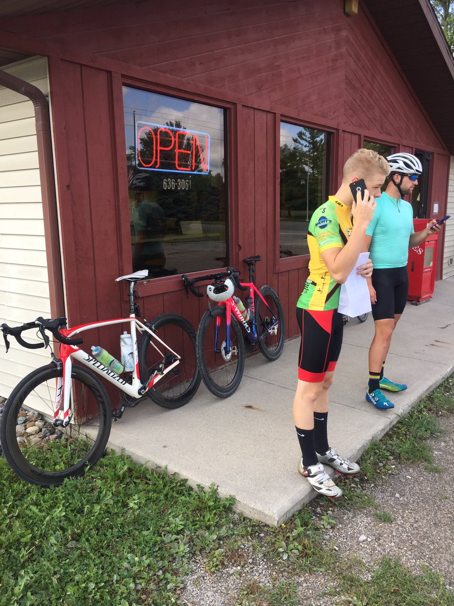 Outdoor47262904's tweet photo. Cycling for donuts this morning #cyling #Donuts #roadbike #morningride #SundayMorning #sundayvibes #rideforfood https://t.co/ZwdjIgyZqm