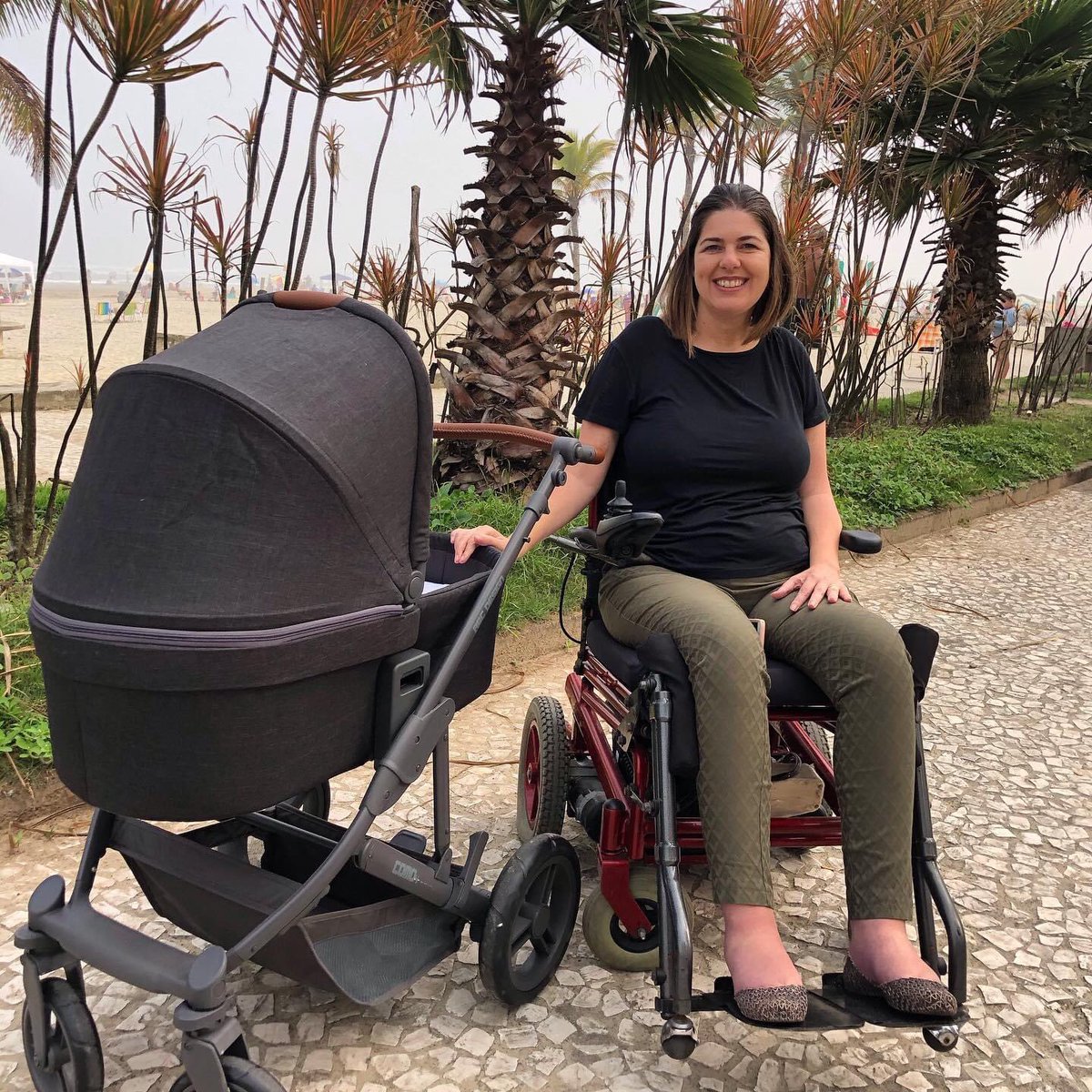 Acessibtodeolho's tweet photo. Primeira vez que nossa filha Amanda sai do condomínio, não posso dizer que ela viu à praia, pq dormiu antes de chegar 😄
Como ela adora ficar no Moises da ABC Design Brasil aproveitou o passeio para tirar um cochilo.
.
.
#abcdesign #abcdesignbrasil #baby #passeio #calor #bebe https://t.co/3mO5qNQR3G