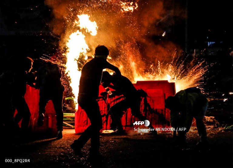 descifraguerra's tweet photo. 📷 FOTOGALERÍA:

🇨🇴 Manifestantes prenden fuego a una barricada en Cúcuta, Colombia, durante una protesta contra la brutalidad policial tras la muerte del abogado Javier Ordóñez.

Schneyder Medoza /AFP

En nuestra web podéis ver la fotogalería completa ⬇️
https://t.co/D0ef9J37pf https://t.co/gNJ1xblInC
