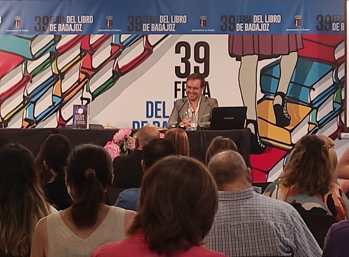 rincondelym's tweet photo. Disfrutando de la presentación de #ElMensajeDePandora de @Javier__Sierra.
Gracias a @aytodebadajoz por seguir adelante con la @FLBadajoz #39flb. https://t.co/M4d4JuxZwn