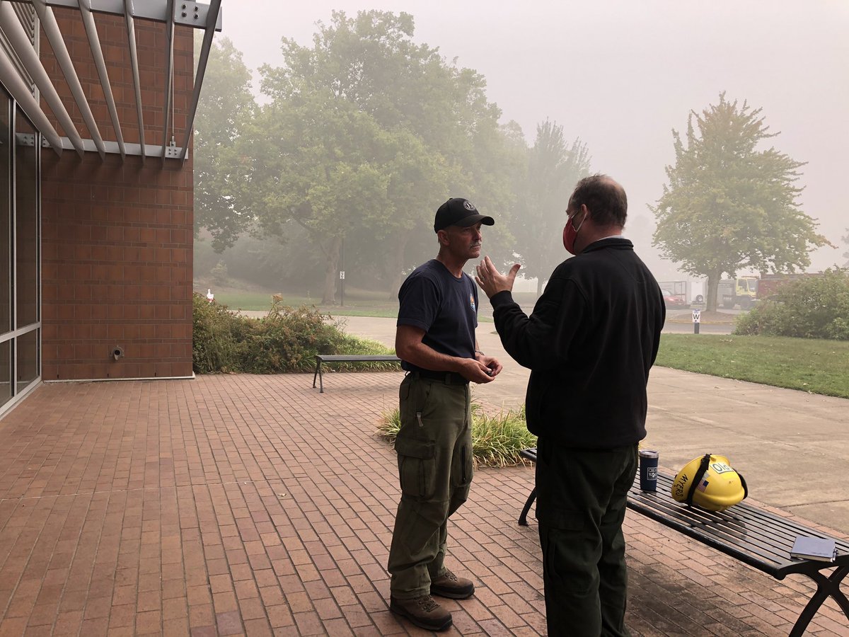  #BeachieCreekFire operations team member John Spencer just gave very thorough explanation of what’s going on today w/ fire activity, containment & control lines, life-saving efforts, goals for next few days, improving weather, etc @KGWNews