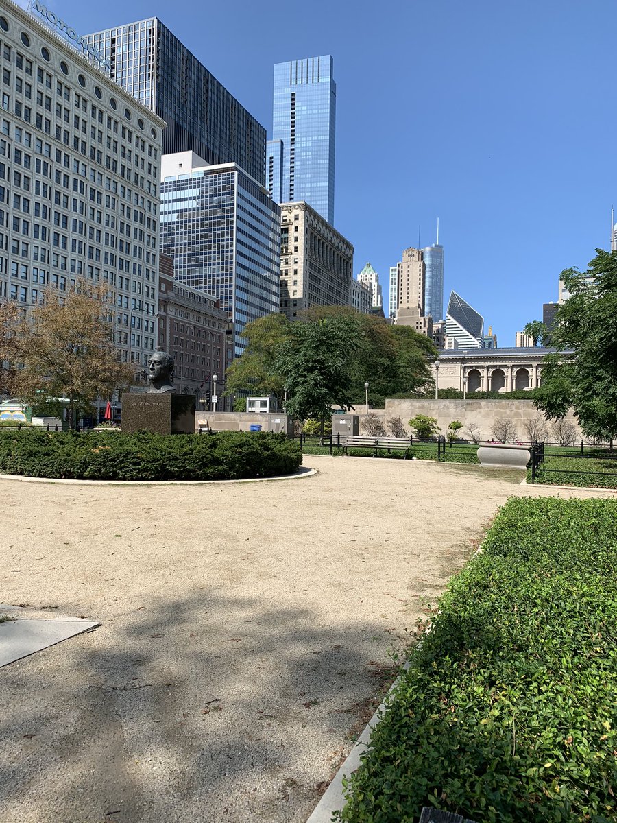 Beautiful day in downtown Chicago. Nothing like it. https://t.co/rzf2xsEh7U