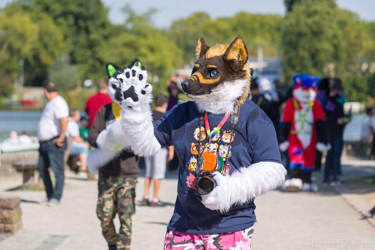 coolbigandy's tweet image. My first Walk #SuitwalkSunday at Max Eyth See with my completed Partial Suit made by @KMPFZWRG &amp;amp; 📸 by @ToasterTheFox 
The feeling was indescribable to be your own fursona &amp;amp; bringing joy to the people around you. Thanks again to @KMPFZWRG for building that awesome suit.