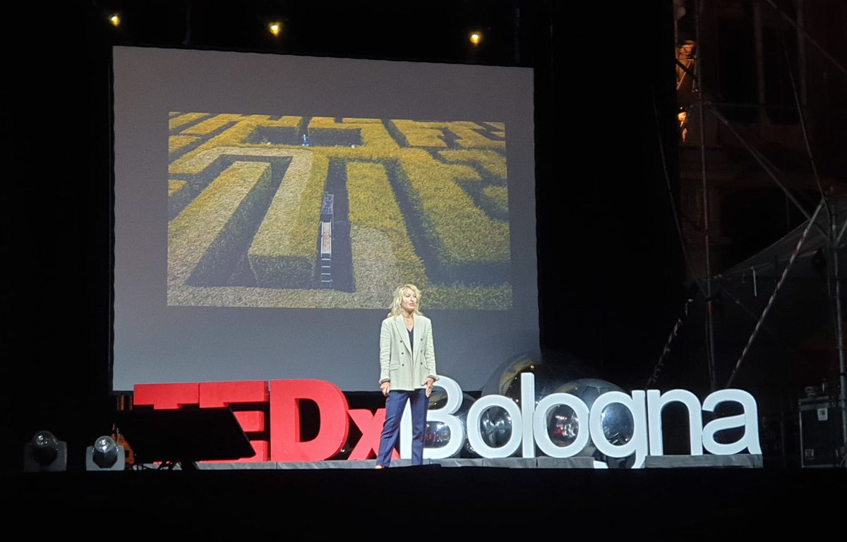 “Abbiamo dato il massimo per curare un unico malato, decidendo di non fermarci alla decisione più facile ma di andare avanti. Abbiamo permesso a tutti gli altri di proteggersi dal virus.” Annalisa Malara, Medico Dirompente.
#TEDxBologna #TEDx #TEDxBologna2020 #Outsider #XEdition