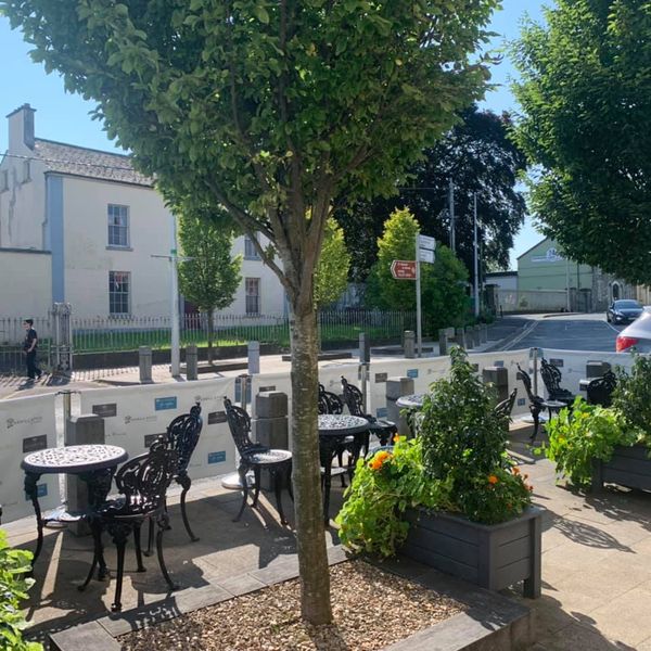 Headfort's tweet photo. We are busy adapting to our new norm and we are embracing our new and revamped outdoor spaces and making them very comfortable and safe for you to enjoy your time with us! Visit https://t.co/eRV3r2LpiF #AlFresco #DineOutside #SafetyCharter #COVID19 #OriginalrishHotels #StayLocal https://t.co/sjnY02w6jn