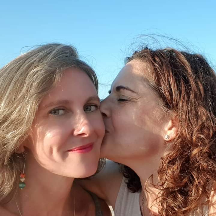crismartinj's tweet photo. «Nos prohíben todo lo que cura: los besos, los abrazos, el cariño, el oxígeno de la naturaleza, el agua del mar y la buena alimentación, con el objetivo de que nuestro sistema inmunológico enferme de tristeza. La gran prohibición durante la pandemia ha sido la del amor». CMJ. https://t.co/0J3meG8IuE
