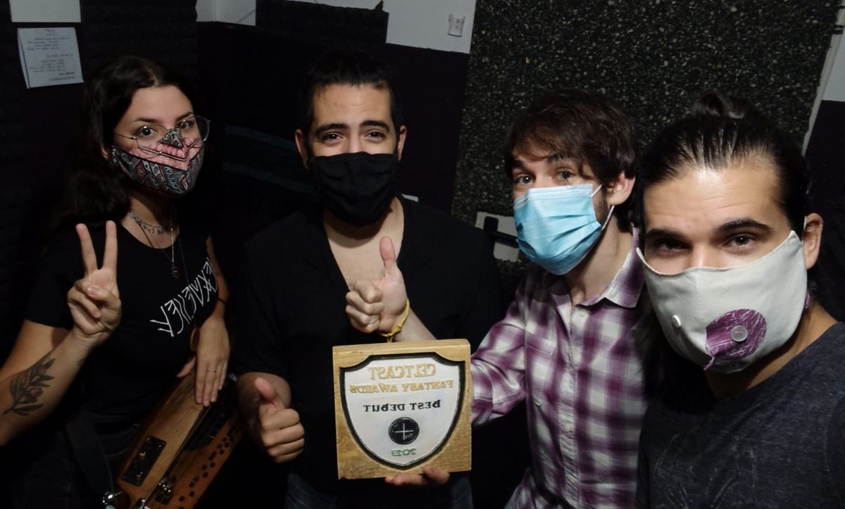 vaelfolk's tweet photo. Hola amigos!

Tras mucho tiempo, por fin hemos tenido nuestro primer ensayo desde que empezó la pandemia.

Además ha coincidido con que ha llegado a nuestras manos este precioso premio de los Fantasy Awards y no podíamos dejar de subir una foto con él.

¡Hemos vuelto! https://t.co/huB5Xb66xz