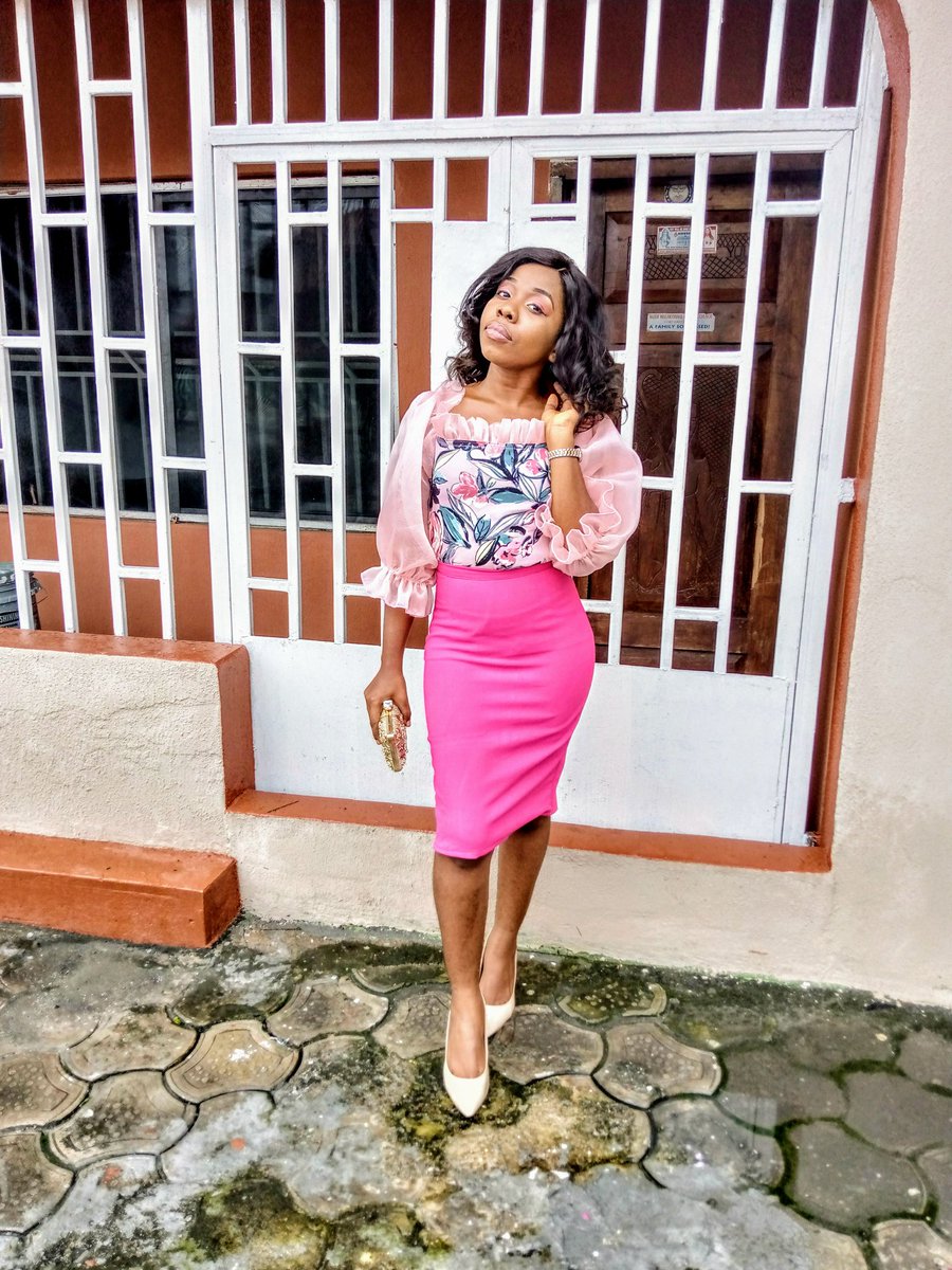 tailoreen_'s tweet photo. It's the colour combination for me.  This top could be worn in 2 ways.  It's available for immediate pickup.  Price is 4000 Naira. 
Pls RT when you see this.  My client is on your TL
#tailoreen
#tailoreenwoman https://t.co/mjuRupho8f