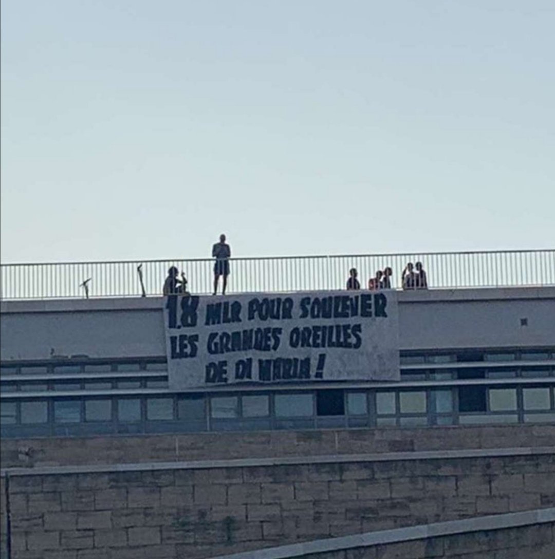 _BeFootball's tweet photo. "1.8 milliards pour soulever les grandes oreilles de Di Maria" 

Les supporters marseillais répondent aux parisiens.

📸 @OlympikManifiq https://t.co/op3iDnFM2H