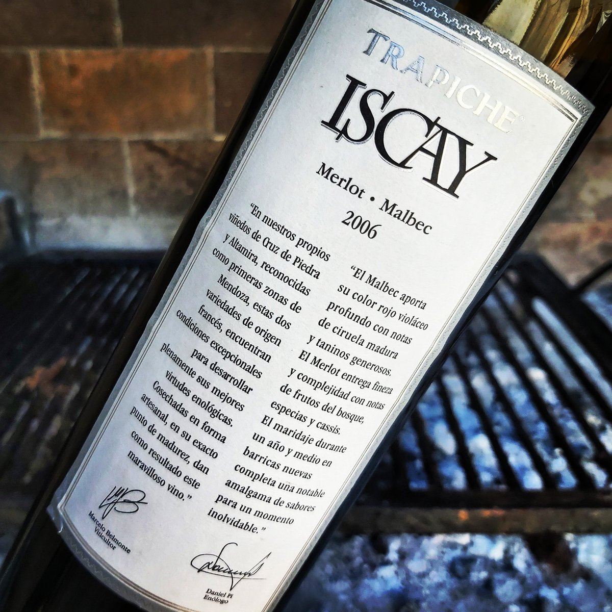 CristianChatore's tweet photo. Seguimos con este #GranVino 🍷💣
#ISCAY 2006
🍇#Merlot
🍇#Malbec
Del Genio de @danielpi314 @TrapicheWines
@SalpicadosV
#UnidosPorUnaPasión https://t.co/8b9dxFBCZP