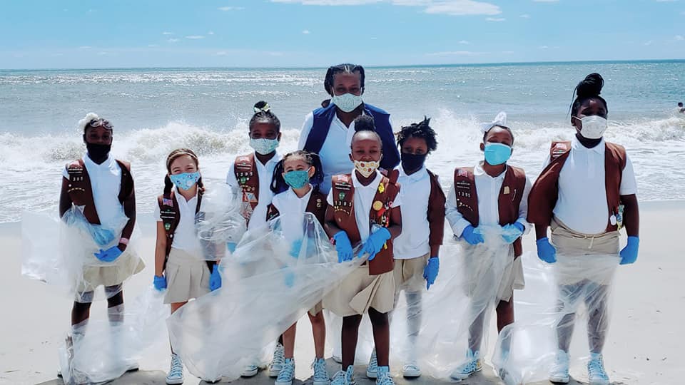 girlscouts's tweet image. Troop 1395 isn't letting the COVID-19 pandemic stop them from safely completing their annual beach clean up. 🙌🏾