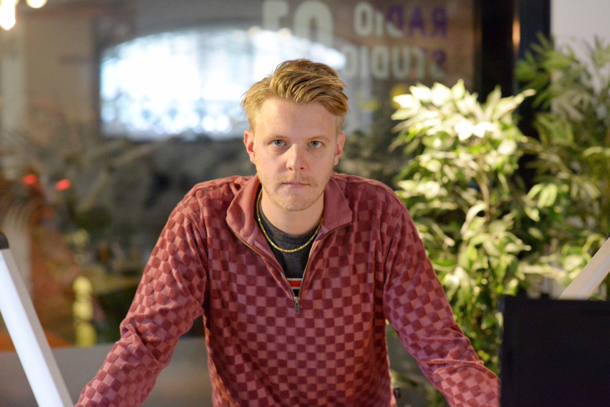 Brainwashonline's tweet photo. Hij doet vooral de dingen die hem zelf verrassen, die hij zelf grappig vindt: acteur en schrijver Jim Deddes van Joardy Film (@zolderautist). Zijn sketch #huilon is inmiddels ruim een miljoen keer bekeken.

https://t.co/uEhXSpW00o https://t.co/tyct6wSeTV