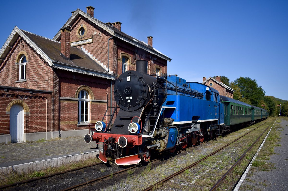 thalys74's tweet photo. Et la voilà en tête d’une rame de voitures K3 (ex #SNCB) prête au départ en gare de #Treignes #CFV3VMARIEMBOURG https://t.co/akfc8wojJz