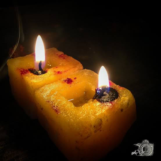 Jaggery Deeyas are lit for any ketu related issues. Ketu is very important in keeping our body balanced with a good lower body health. Ketu is important for marriages and child bearing. Those have issues with ketu graha does light this lamp during the Rahukalam along with lemon