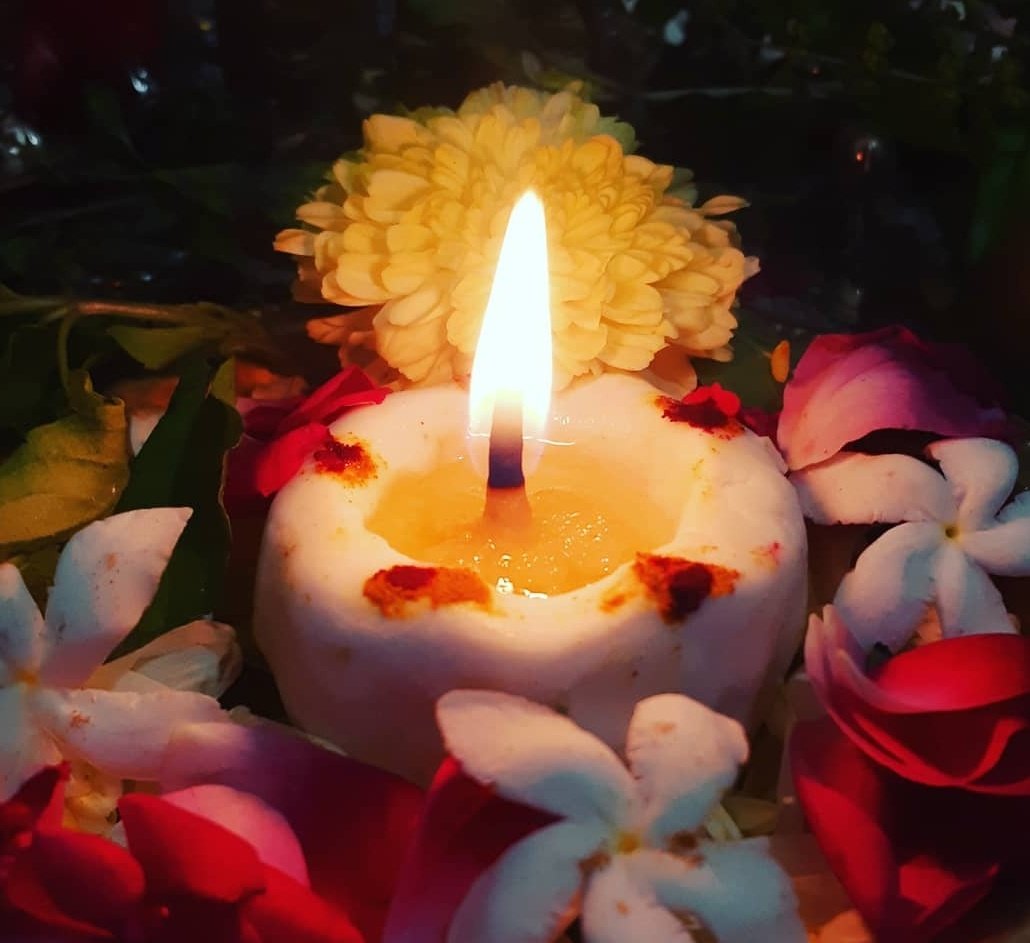 Rice Flour Deeyas They pacify negative energies and enables the environment to attract the riches and luxuries. Jt is equally important to pray to this diya once a week to pay respect to mata Annalakshmi and attain sukh sanatan prapti and dosha nivaran in women.