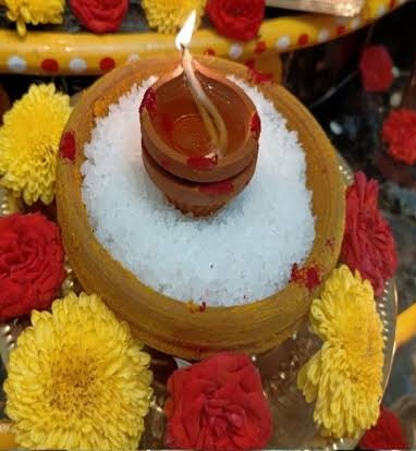 Aishwarya Deeya with Rock Salt is the most auspicious Tantra practiced on Fridays. Maha Lakshmi bestows seekers with enormous prosperity and wealth who light these lamps at home. Deeya should face North Direction the direction of Shree Mahalakshmi and kubera.