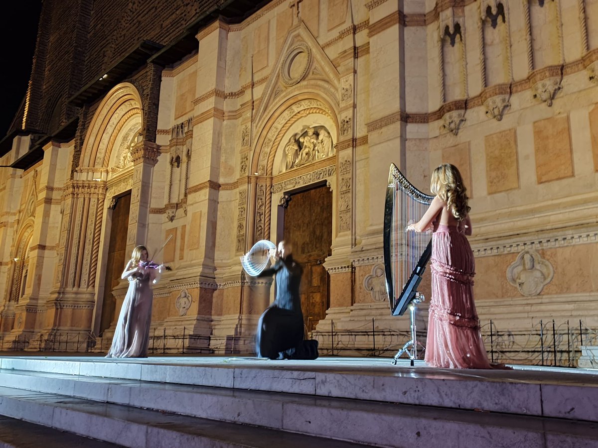 Poesia e musica grazie a Simone Al Ani, Marianne Gubri e Eleonora Montagnana, sul sagrato di San Petronio.

#TEDxBologna #TEDx #TEDxBologna2020 #Outsider #Xedition