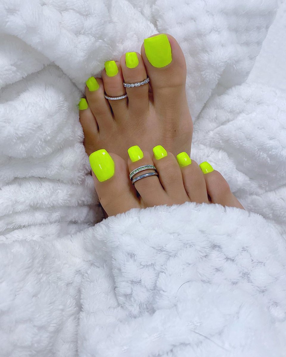 Tweety_Feet's tweet photo. Kiesstu goes pearlescent lime... https://t.co/cPfIqw4A1y