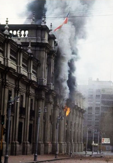 Fotos de Fatos on Twitter: "O Palácio de la Moneda ardendo em chamas. Santiago, Chile,11 de setembro de 1973. ©Chas Gerretsen https://t.co/vln0TLKFrk" / Twitter