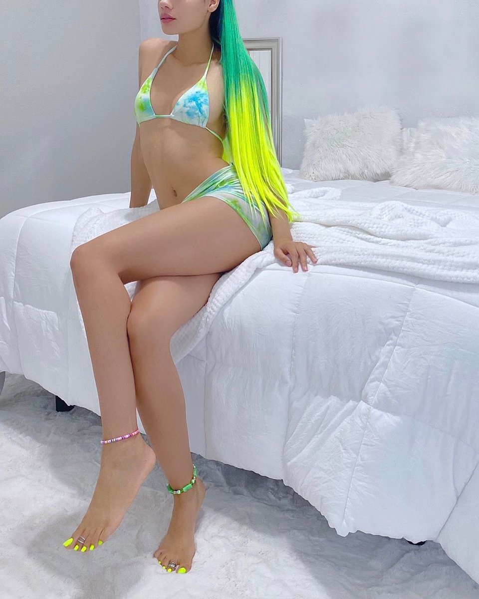 Tweety_Feet's tweet photo. Kiesstu goes pearlescent lime... https://t.co/cPfIqw4A1y