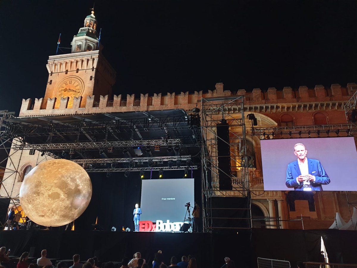 “Un vero outsider ha il coraggio di andare contro la propria idea di coerenza, di abbandonare un pezzo di se stesso, fiducioso nelle proprie capacità e nella propria vocazione. ” Lorenzo Bernardi, Pallavolista del secolo.

#TEDxBologna #TEDx #TEDxBologna2020 #Outsider #Xedition