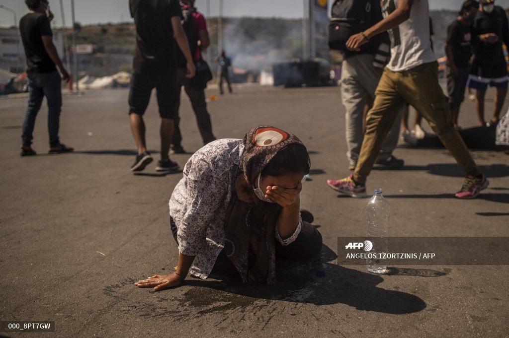 Marodriguez1971's tweet photo. Sí, gases lacrimógenos contra personas refugiadas en Grecia, también mujeres y niños.

Estamos dejando un planeta, realmente aterrador.
Fotos Angelos Tzortzinis. https://t.co/i8iAiN7FeH