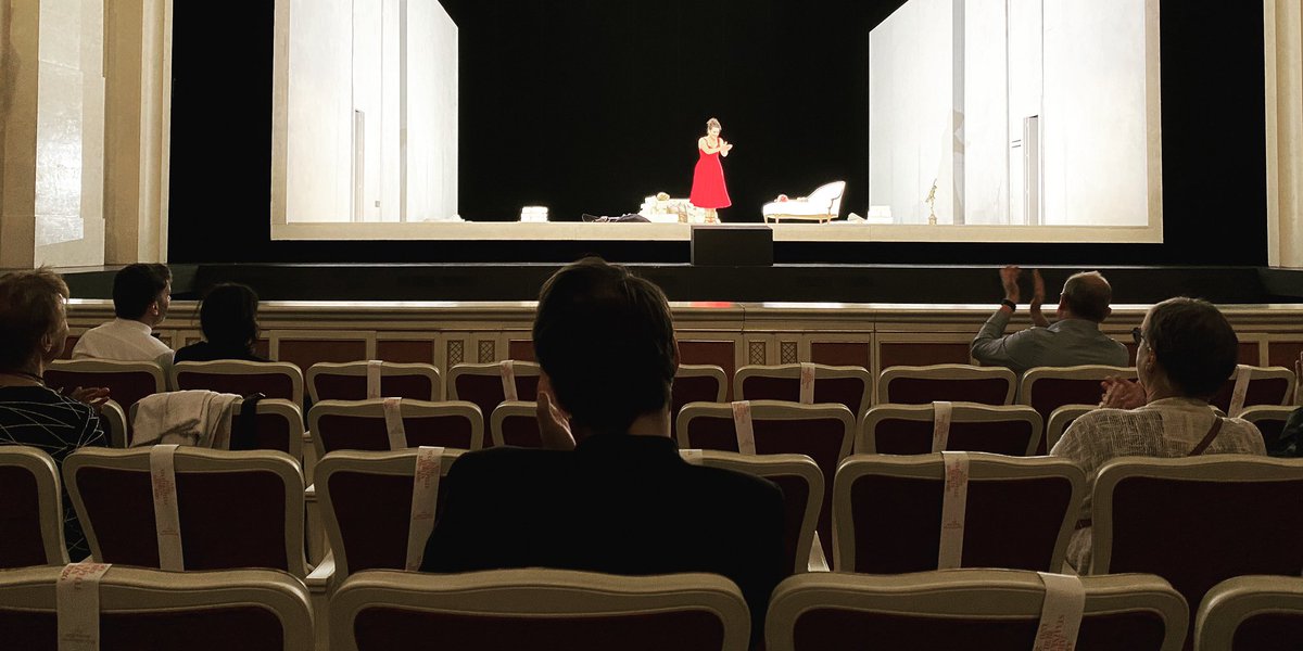 Now that I think about it, Strauss’s “Ariadne auf Naxos” at  @StaatsoperBLN made a lot of sense for the COVID era since the opera’s kinda about confusion and whether to laugh or cry. Anyway — check out the socially distant seating equal to ~20% capacity how weird is all this. 