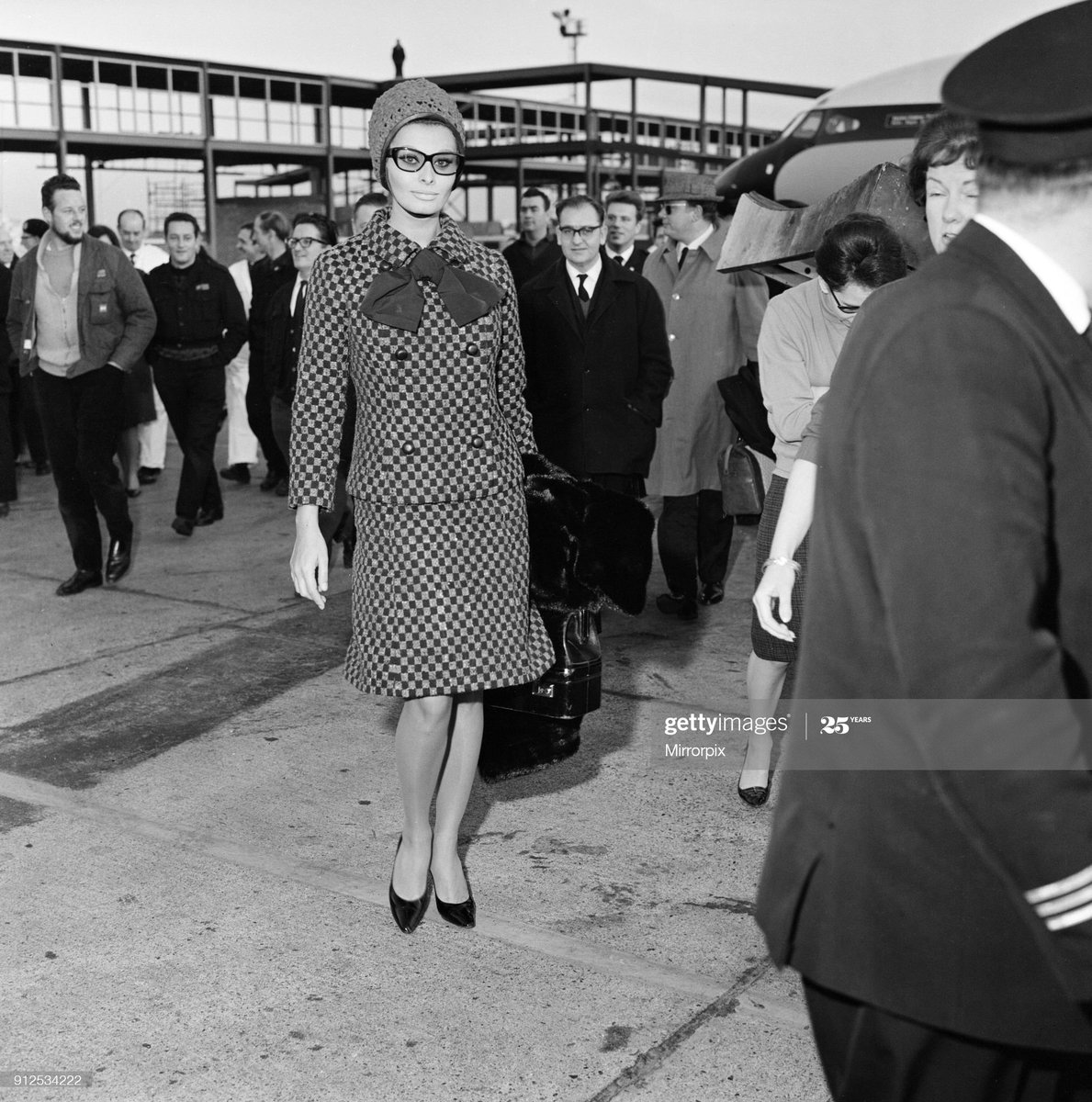 EsperanzaClaver's tweet photo. 📸 #SophiaLoren arrives at London Airport from Italy to attend the Gala World Premier of MGM's film 'Lady L', November #1965s By Kent Gavin
#KentGavin #PhotoArchive #PhotoIconic #PhotoFilm #PhotoStar #FashionPhotography #FashionHistory #FilmHistory #FashionandFilm #MadeinItaly https://t.co/JIgOi9jv0b