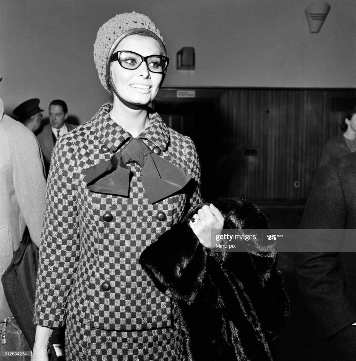EsperanzaClaver's tweet photo. 📸 #SophiaLoren arrives at London Airport from Italy to attend the Gala World Premier of MGM's film 'Lady L', November #1965s By Kent Gavin
#KentGavin #PhotoArchive #PhotoIconic #PhotoFilm #PhotoStar #FashionPhotography #FashionHistory #FilmHistory #FashionandFilm #MadeinItaly https://t.co/JIgOi9jv0b
