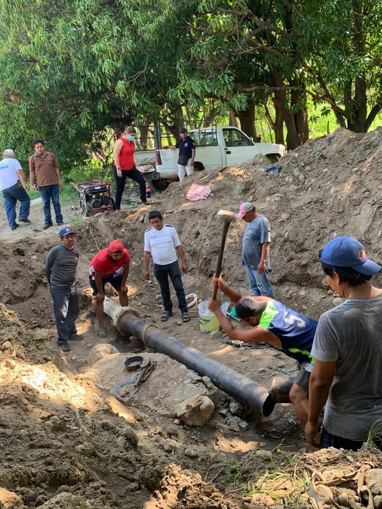 JoselinBalseca's tweet photo. Seguimos trabajando por los jalapanecos con la reparación de la tubería principal del pozo “El Morrito”, que abastece de agua potable a nuestro Municipio.
#ReparaciónAguaPotable https://t.co/55BDhVHvSQ