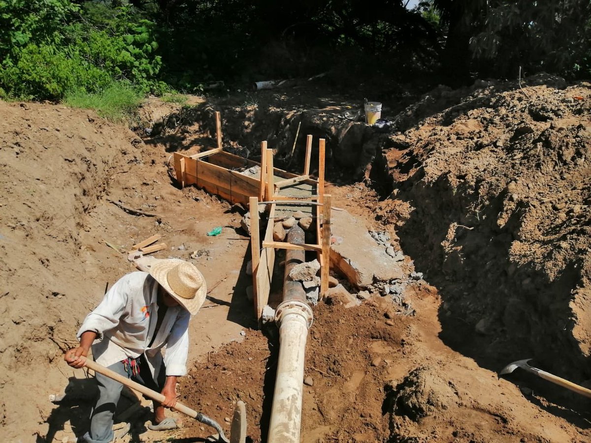 JoselinBalseca's tweet photo. Seguimos trabajando por los jalapanecos con la reparación de la tubería principal del pozo “El Morrito”, que abastece de agua potable a nuestro Municipio.
#ReparaciónAguaPotable https://t.co/55BDhVHvSQ