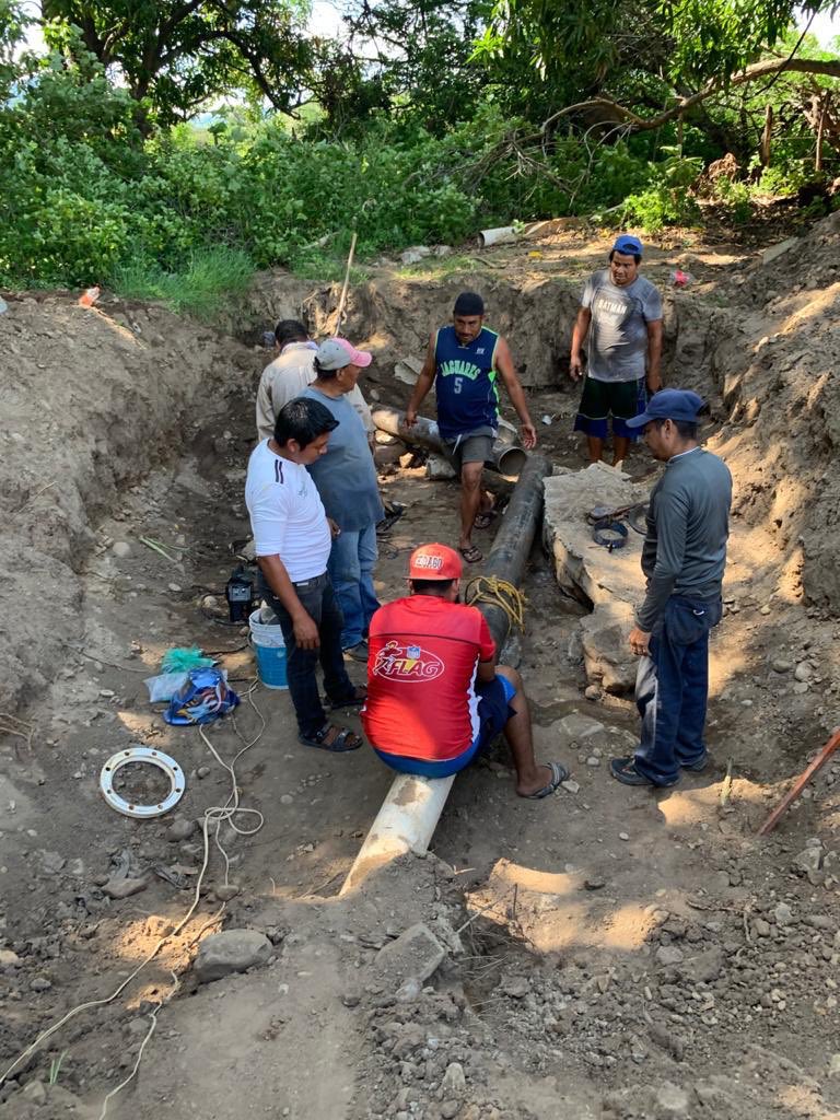 JoselinBalseca's tweet photo. Seguimos trabajando por los jalapanecos con la reparación de la tubería principal del pozo “El Morrito”, que abastece de agua potable a nuestro Municipio.
#ReparaciónAguaPotable https://t.co/55BDhVHvSQ