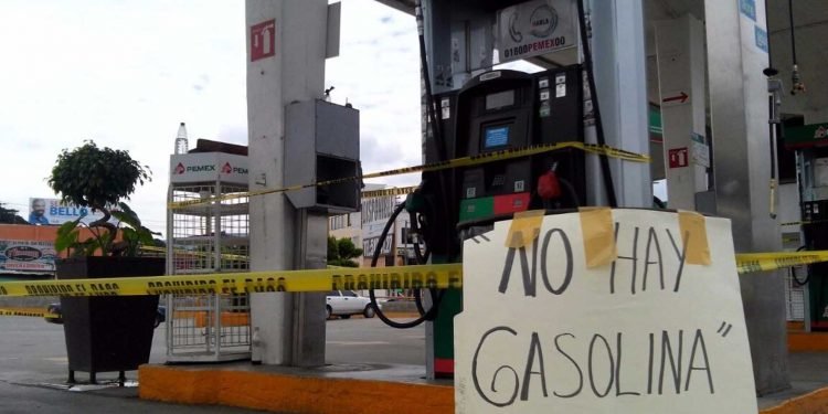 SPVZULIA's tweet photo. La falta de combustible ha causado que los zulianos tengamos que buscar las mil maneras para poder movilizarnos en la entidad.
Es insólito que un país productor de crudo, no tenga la capacidad de producir Gasolina. 
#EstoTieneSolucion este 6 de diciembre salgamos todos a votar. https://t.co/l6dOO3MDJN
