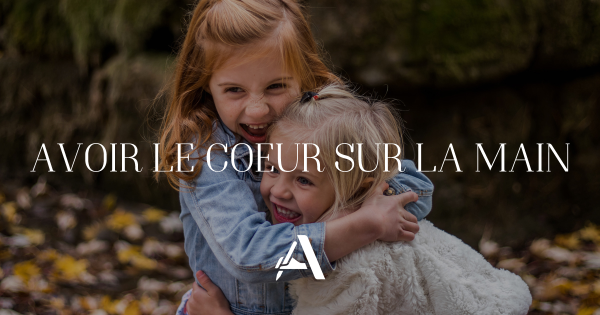 [D’OÙ ÇA VIENT ?]
Saviez-vous que l’expression « Avoir le cœur sur la main » date du XVIIIe siècle ?
Elle désigne une personne dont le cœur, siège des émotions et des sentiments, se trouve sur sa main, prêt à être offert.