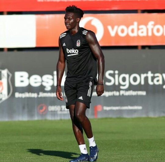 mirachinson's tweet photo. Bazı Fabrice Nsakala fotoğrafları #TSvBJK https://t.co/y0msCfv45n