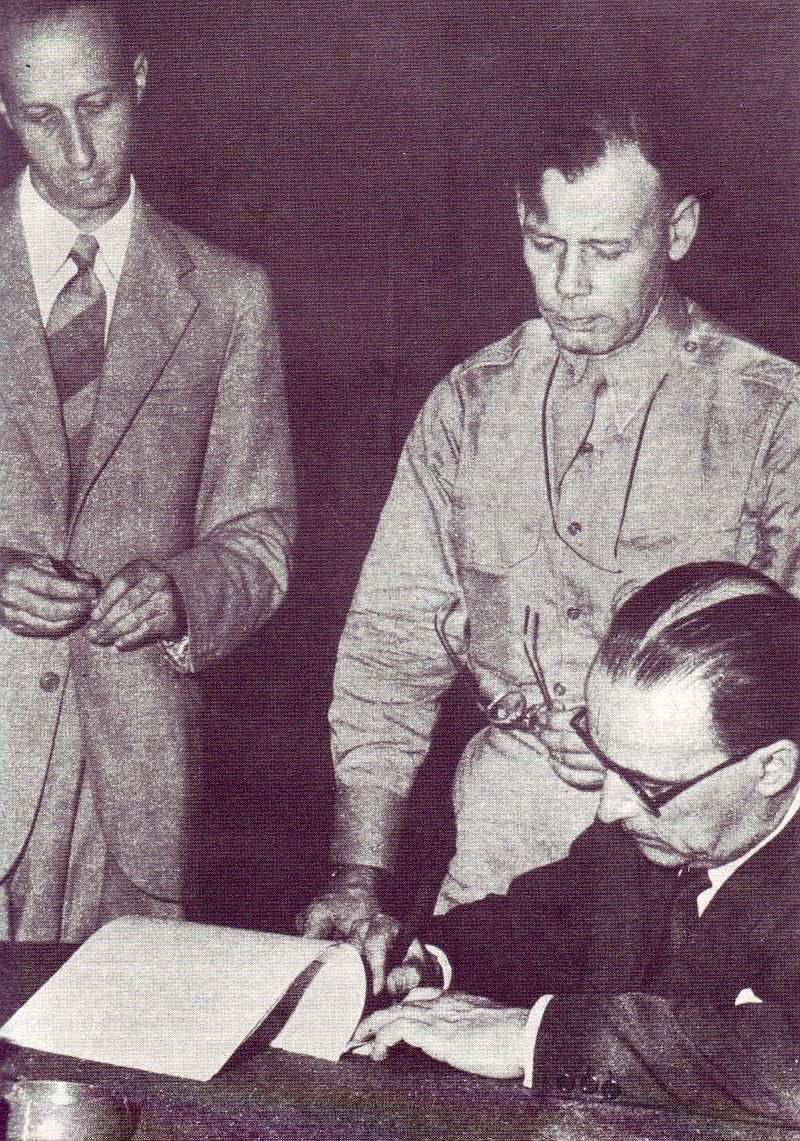 General Castellano is sent to Lisbon to talk with the Allies & a meeting is set up in Sicily, which is already under Allied control. On 3rd September an armistice is signed in secret at Cassibile in Sicily by Gen. Castellano for Italy & Walter Bedell Smith for the Allies >> 5