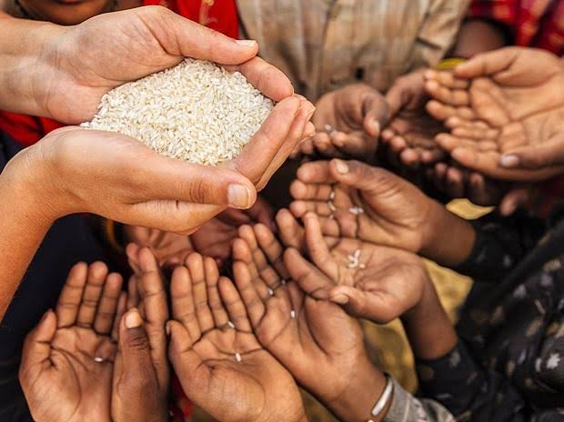 Devsr18's tweet photo. The other way Covid is killing is through hunger.
Coronavirus threatens to push millions into starvation.
Poor communities around the world are sending message: “Hunger may kill us before coronavirus”
#hunger #COVID19 https://t.co/9xZ2keBK0v