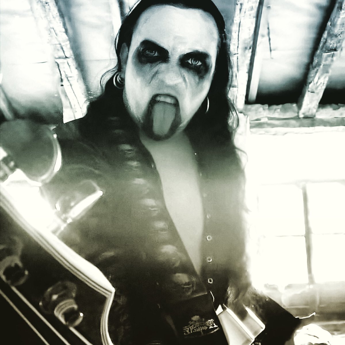 Velfragor1190's tweet photo. Velfragor's black metal is back🤘🤘🤘
 photo shoot from  making video
for my new single:

Follow me at:

https://t.co/WExyLdhjGO 

#blackmetalmusic #scenefrancaise  #rockmusic #velfragor #blackmetal #projetsolo  #NewSingle #rockfrançais  #symphonicblackmetal  #metalmexicano https://t.co/B0efYjNFqL