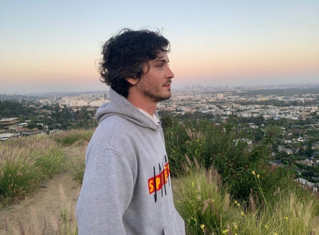 properstrangers's tweet photo. no thoughts just logan lerman’s hair https://t.co/AQQvxvZkCd