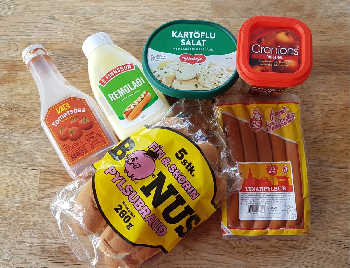 viking_inc's tweet photo. 🇮🇸🌭手軽に食事を済ませたい時やサマーハウスに行った時、プールの帰りや子供のバースデーパーティーなど、ホットドッグ(羊肉入り)がよく登場します。ポテトサラダを入れてボリュームアップしたり、最近はジャガイモ入りの美味しいパンも出ていました。#pulsa #pylsa #ホットドッグ #アイスランド https://t.co/RezP3pMMc5