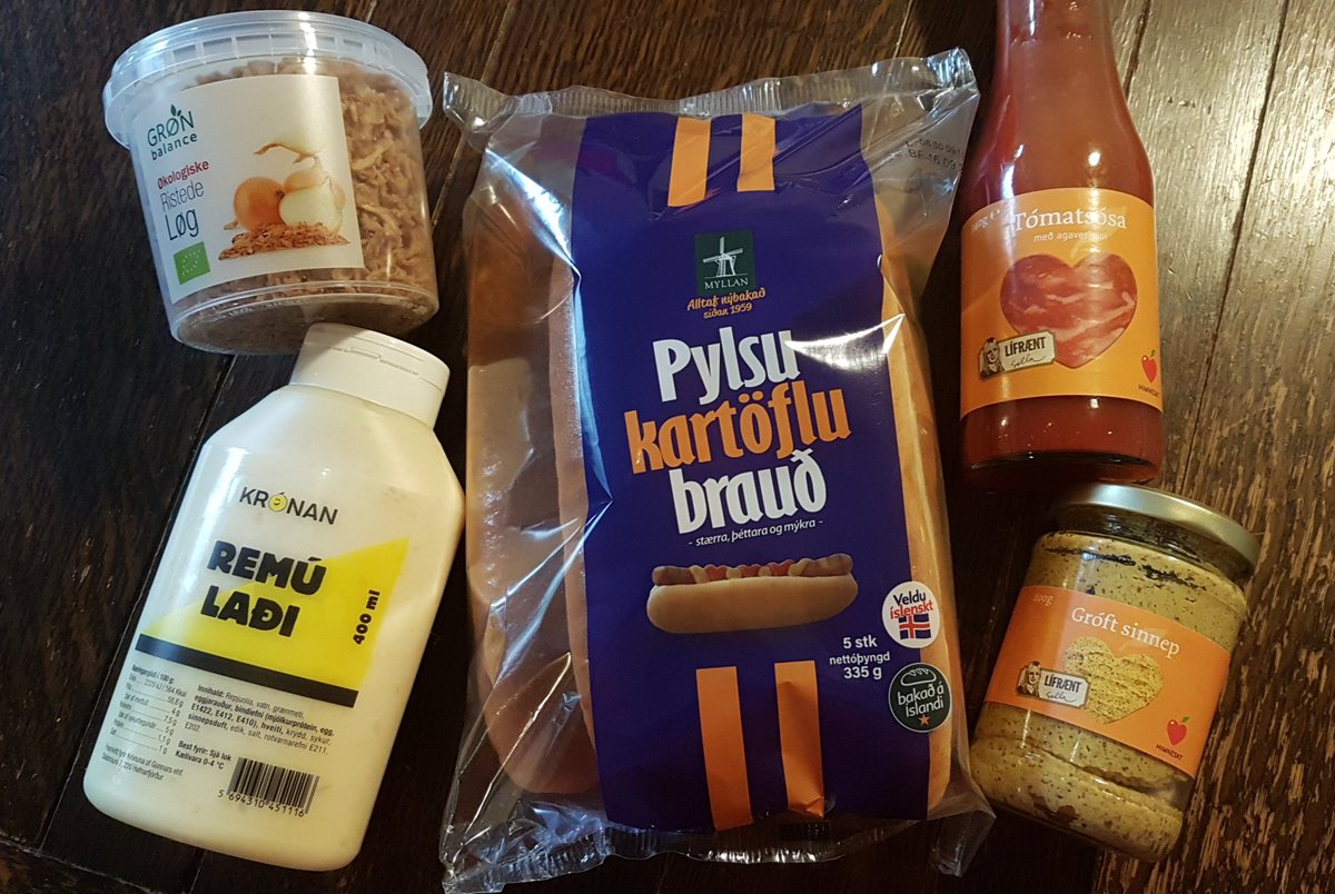 viking_inc's tweet photo. 🇮🇸🌭手軽に食事を済ませたい時やサマーハウスに行った時、プールの帰りや子供のバースデーパーティーなど、ホットドッグ(羊肉入り)がよく登場します。ポテトサラダを入れてボリュームアップしたり、最近はジャガイモ入りの美味しいパンも出ていました。#pulsa #pylsa #ホットドッグ #アイスランド https://t.co/RezP3pMMc5